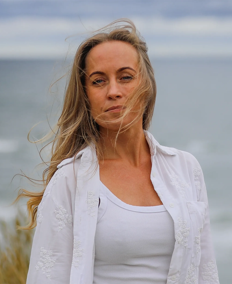 Kristina Gersboell, psykoterapeut i Hirtshals, går ved Vesterhavet – Find hjem, ro og personlig udvikling gennem terapi