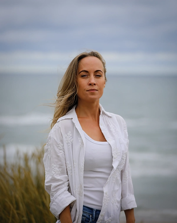 Portræt af Kristina Gersboell, psykoterapeut i Hirtshals, ved Vesterhavet – specialiseret i terapi for stress, angst og indre uro